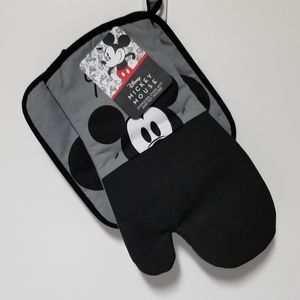 Disney Oversized Oven Mitt And Pot Holder!